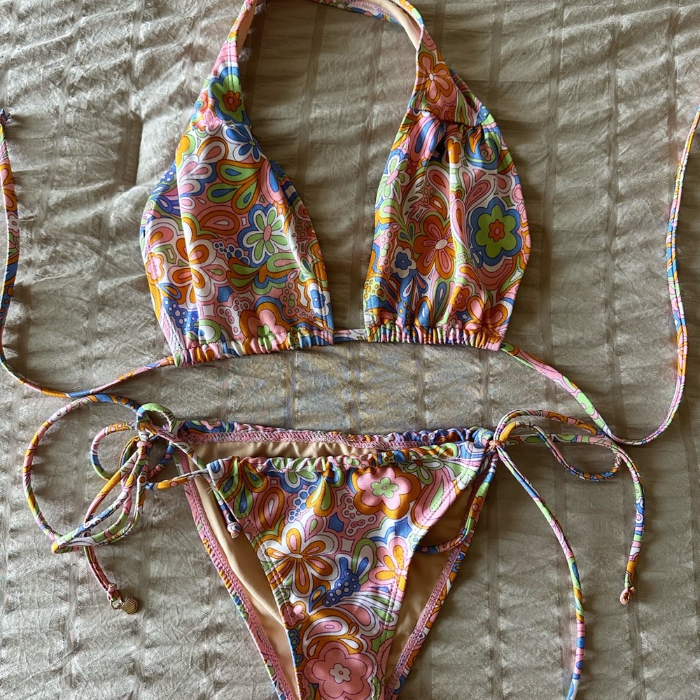 Bikini - Picture 3 of 3